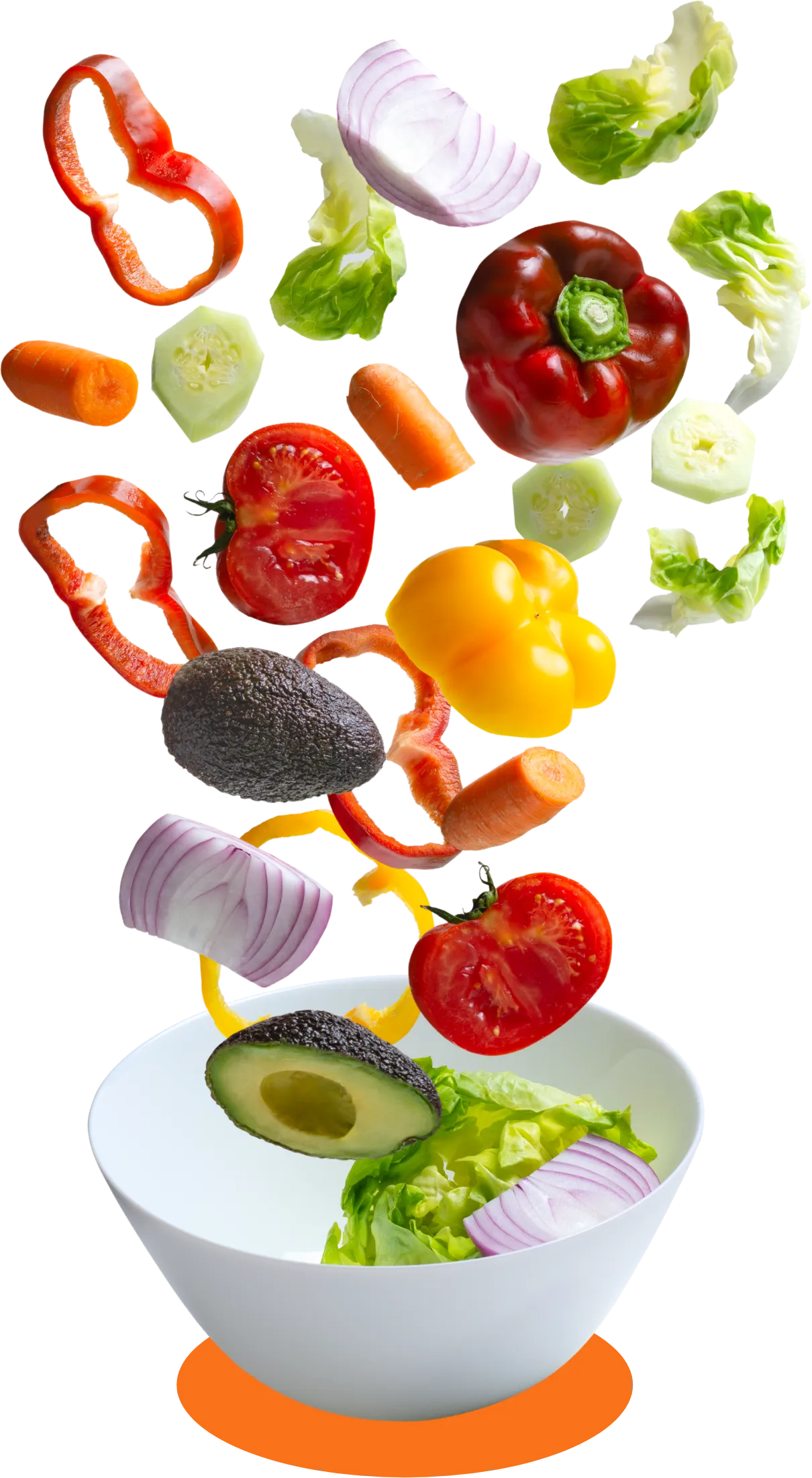 Świeże warzywa: papryka, awokado, pomidor, ogórek, cebula, marchewka, sałata wpadające do miski.