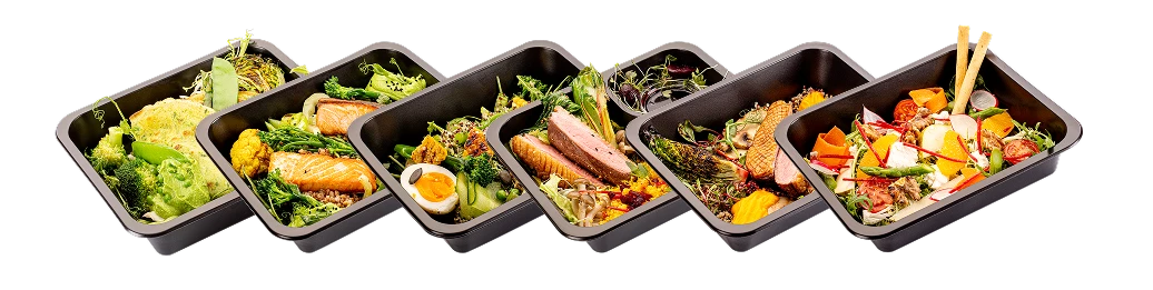 Różnorodne, zdrowe posiłki w czarnych pojemnikach: łosoś, kaczka, warzywa, kasze.